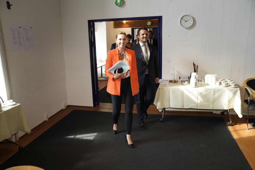 Statsminister Mette Frederiksen (S) er onsdag vært ved et møde for Grønt Erhvervsforum, hvor hun sammen med klima-, energi- og forsyningsminister Dan Jørgensen, erhvervsminister Simon Kollerup, øvrige ministre samt partierne bag Klimaloven samler op på samarbejdet mellem regeringen og erhvervslivet i regeringens klimapartnerskaber.
