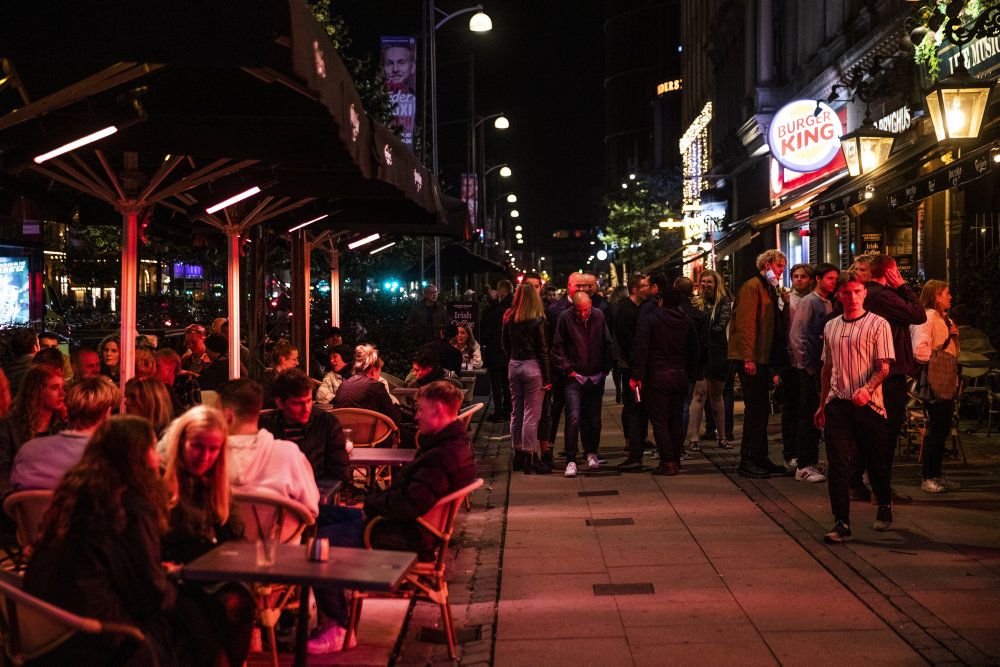 Den seneste tids smittestigning betyder, at bar- og restaurantgæster i 17 hovedstadskommuner og Odense de næste 14 dage skal bære mundbind indenfor, når de står op. (Arkivfoto)
