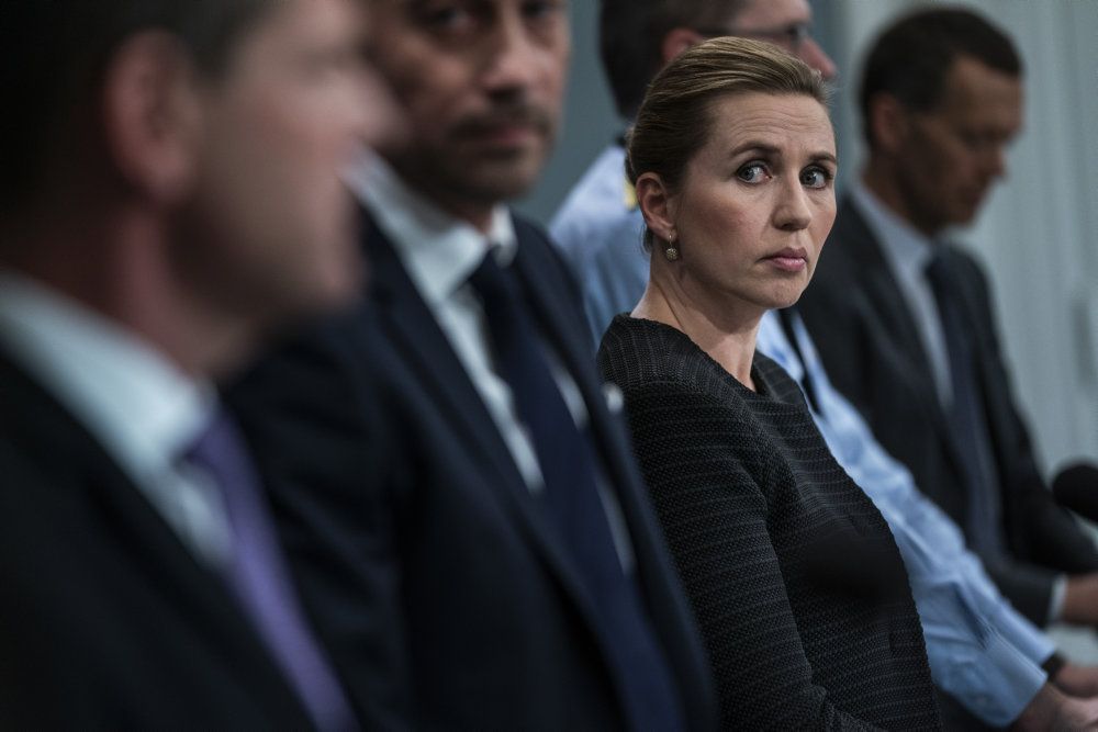Statsminister Mette Frederiksen (S) ses her ved pressemødet 11. marts i Statsministeriet, hvor hun annoncerede den omfattende nedlukning af det danske samfund. Fredag klokken 14 afholdes der igen pressemøde i Spejlsalen i Statsministeriet om covid-19-situationen i Danmark, hvor smittetallene den seneste tid er gået den forkerte vej. (Arkivfoto)