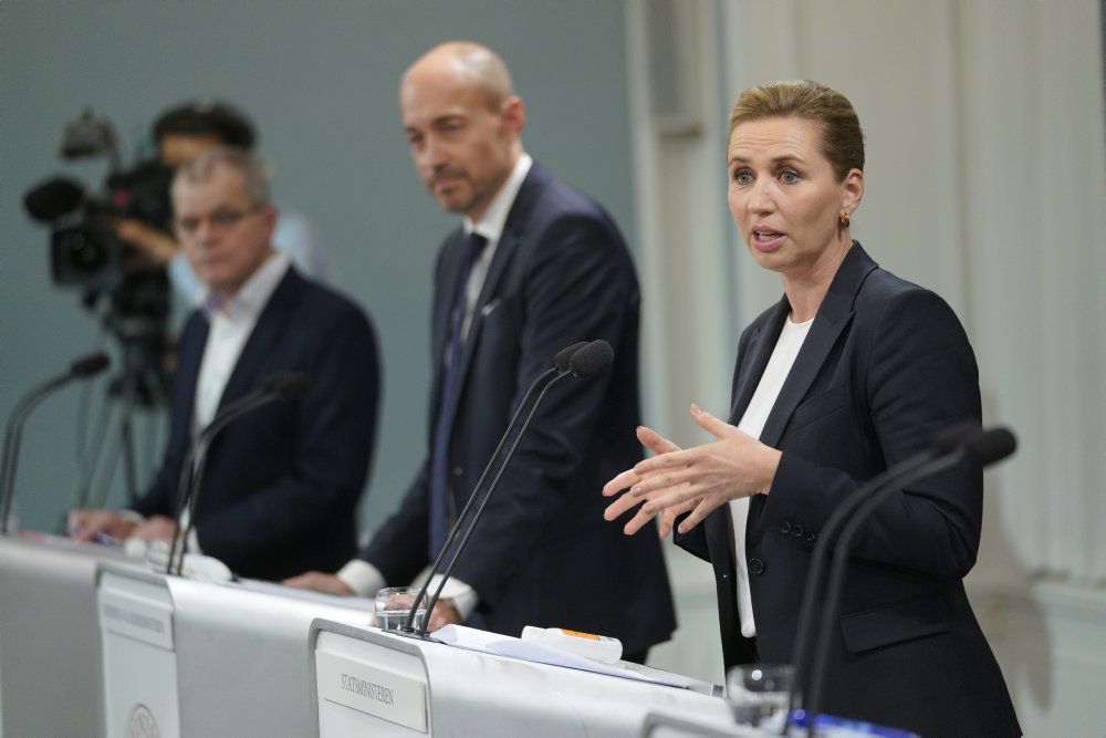 Statsminister Mette Frederiksen holder Covid-19 pressemøde i Spejlsalen i Statsministeriet i København fredag. Bag hende ses sundhedsminister Magnus Heunicke og Kåre Mølbak fra Seruminstituttet.