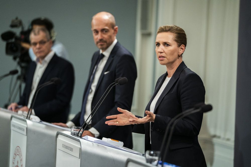 Efter nogle dage med debat om sociale bobler siger statsministeren på et pressemøde, at der har været uklare meldinger om, hvor mange mennesker man bør ses med i løbet af efteråret. Regeringen eller myndighederne kommer ikke til at sætte antal på, men man skal ses med så få som muligt, siger hun.
