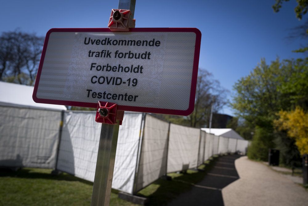 De værnepligtige ved Beredskabsstyrelsen assisterer med podning af danskere i de hvide telte landet over. Men nu klager en gruppe sydjyske værnepligtige over uforsvarlige arbejdsforhold. (Arkivfoto).