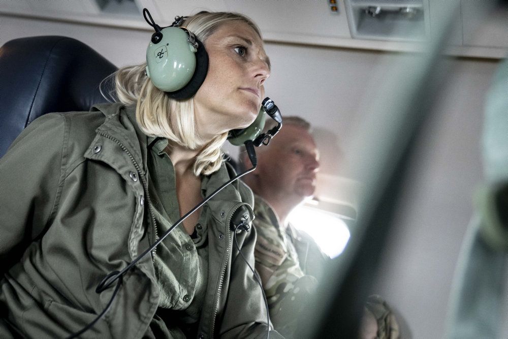 Den 6. august besøgte forsvarsminister Trine Bramsen (S) danske soldater i Grønland og fik blandt andet en tur med et patruljefly. Få dage forinden havde hun holdt et møde med Tilsynet med Efterretningstjensterne om sagen om FE, der eksploderede tre uger efter. (Arkivfoto)