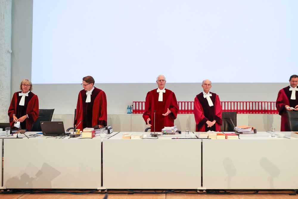 Dommer Wolfgang Bier - i midten - har på førstedagen af retssag ved forvaltningsdomstolen i Leipzig sat spørgsmålstegn ved en af de syv klager, der skal behandles om Femern-forbindelsens tyske godkendelse. (Arkivfoto)