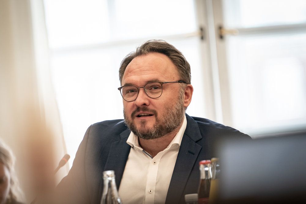 Dan Jørgensen (S) er torsdag i samråd, hvor han skal redegøre for, hvordan han vil sikre bedre bredbåndsdækning i hele Danmark, nu hvor regeringen vil sløjfe bredbåndspuljen i finansloven for næste år.