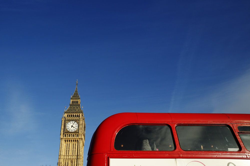 Storbritannien har den seneste uge registreret flere end 30 nye smittetilfælde per 100.000 indbyggere. Det er de danske myndigheders grænse for, hvornår et land skifter fra gul til orange farve, og nu frarådes unødige rejser til Storbritannien derfor (Arkivfoto)