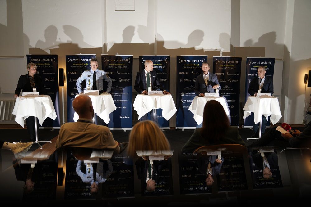 Sundheds- og Ældreministeriet indkaldte tirsdag til pressemøde om coronasituationen. Her var blandt andre faglig direktør for Statens Serum Institut Kåre Mølbak og minister Magnus Heunicke (S) til stede.