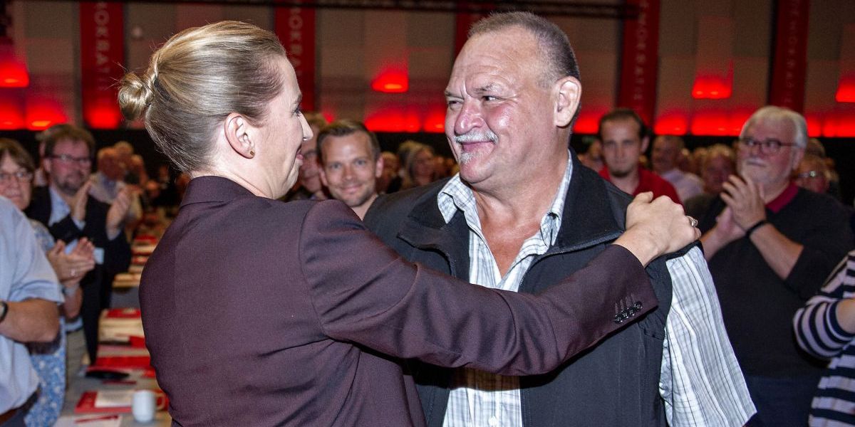 Retten til tidlig pension risikerer at medføre større arbejdsløshed blandt de ældre, skriver Nikolas Praefke. På billedet ses Socialdemokratiets formand, statsminister Mette Frederiksen, der hilser på Arne efter hendes tale under Socialdemokratiets kongres i Aalborg Kongres og Kulturcenter sidste år.