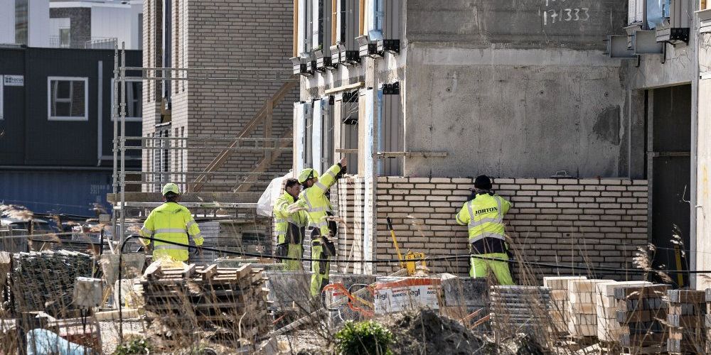 Efter et hårdt fald i foråret er det danske arbejdsmarked i sommermånederne begyndt at rejse sig. Der er dog stadig et stykke vej til en beskæftigelse på niveau med tiden før corona - og flere økonomer advarer om, at fremgangen er skrøbelig og risikerer at blive sat tilbage af nye smitteudbrud. (Arkiv)