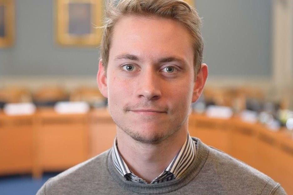 "Jeg er glad for, det lykkes. Nu kan vi forhåbentlig skabe bedre forhold for de ældre på vores plejehjem," siger første viceborgmester i Randers Christian Brøns, Venstre, til TV2 ØSTJYLLAND.