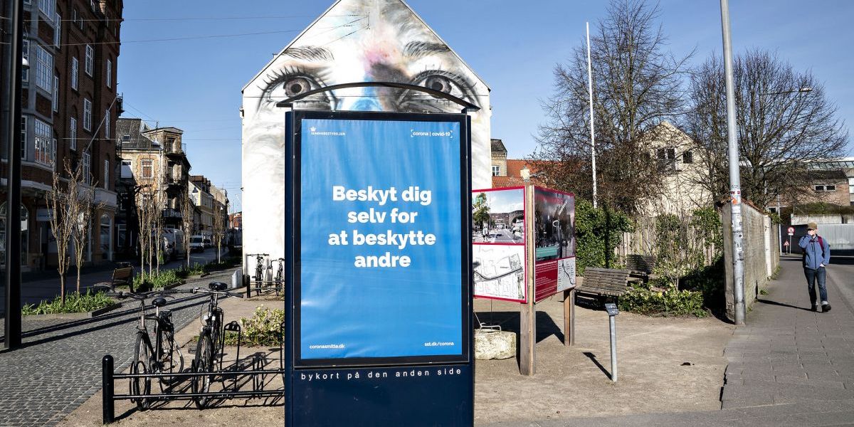 Fremover anbefaler Sundhedsstyrelsen, at kommunerne afslutter sine coronarelaterede budskaber med et "venlig hilsen". (Arkiv)