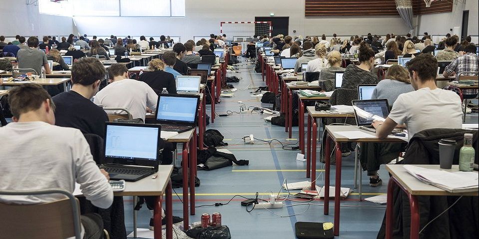 Som elev skal man bestå dansk og matematik til folkeskolens afgangsprøve for at komme på en ungdomsuddannelse. Det er der hvert år 5.000 elever, der ikke gør. (Arkiv)