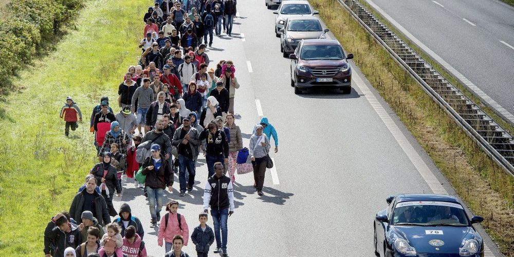 Knap 200 flygtninge vandrer på Sydmotorvejen ved Rødby 7. september 2015. Det er i disse dage fem år siden, at Tyskland åbnede grænsen for bølgen af migranter sydfra. (Arkiv)