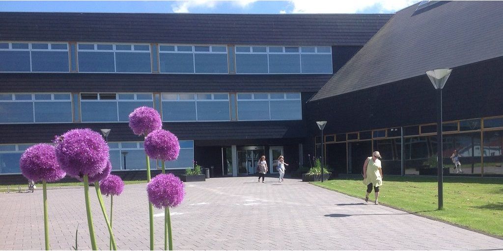 Politikerne på Hillerød Rådhus (billedet) har besluttet at sælge 63 lejligheder i boligsocialt område. Lejerne er bekymrede. (Arkiv)