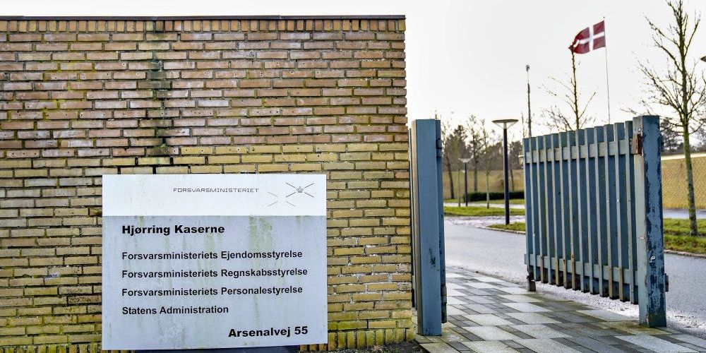 Forsvarets Ejendomsstyrelse med hovedkontor i Hjørring står for vedligehold og drift af Forsvarets bygninger og anlæg. I december sidste år kom det frem, at der ifølge Rigsrevisionen var alvorlige problemer med styrelsens kontrolprocedurer. Nu er fem personer tiltalt for bestikkelse, bedrageri og mandatsvig i en sag, der begynder torsdag i Viborg. (Arkiv)