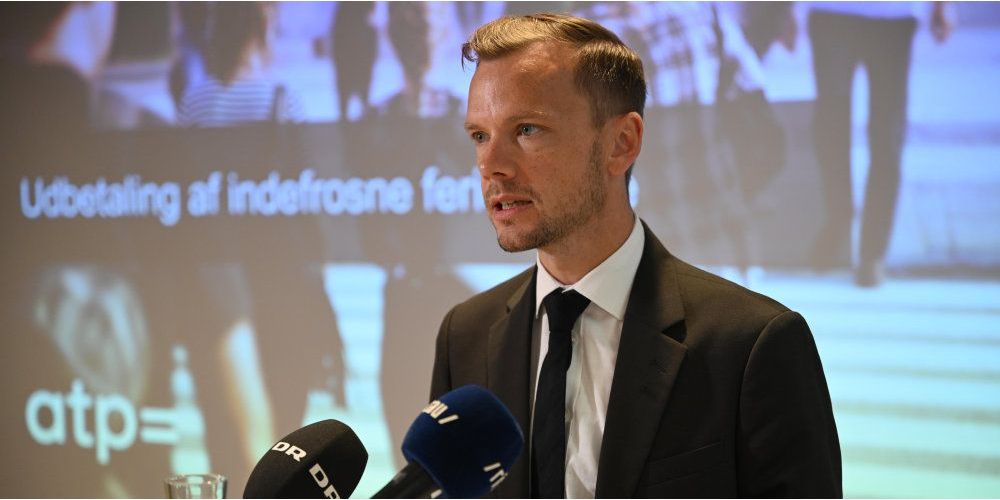 Beskæftigelsesminister Peter Hummelgaard (S) mener, at de indefrosne feriepenge er en "saltvandsindsprøjtning" til den danske økonomi, der lider under coronakrisen.