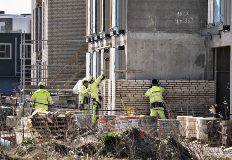 Efter et hårdt fald i foråret er det danske arbejdsmarked i sommermånederne begyndt at rejse sig. Der er dog stadig et stykke vej til en beskæftigelse på niveau med tiden før corona - og flere økonomer advarer om, at fremgangen er skrøbelig og risikerer at blive sat tilbage af nye smitteudbrud.