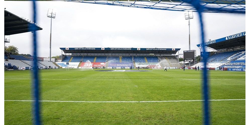 En omfattende modernisering af Odense Stadion skaber splid i byrådet. Det viser sig, at projektet bliver væsentligt dyrere, end det budgetforliget har lagt op til. (Arkiv)