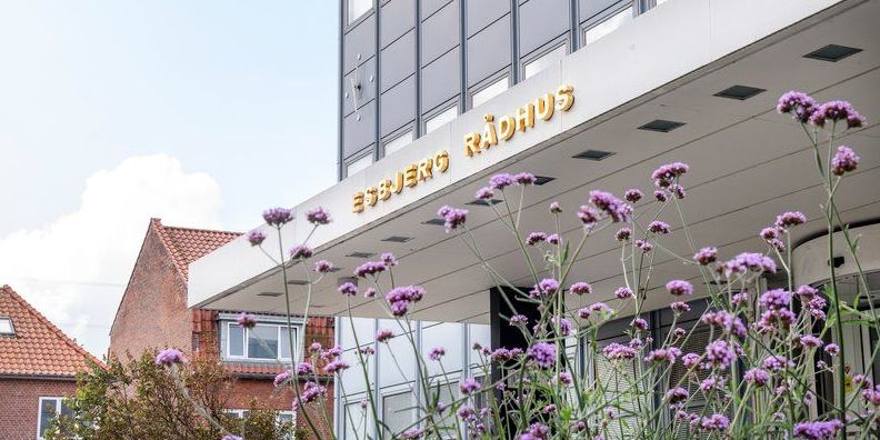 Esbjerg Kommune har afsat penge til flere samtaler og flere beskæftigelsesindsatser til forsikrede ledige, syge og fleksjobbere på ledighedsydelse.