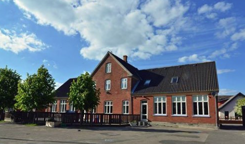 Endelaves gamle skole fungerer som en forening, med det formål at skabe grobund for aktiviteter på øen. Endelave Bibliotek har til huse i skolen og rollen som forsamlingshus bliver styrket nu, hvor der bliver døgnåbent.