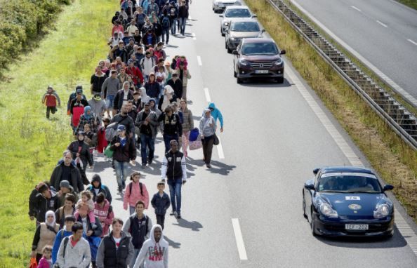 Knap 200 flygtninge vandrer på Sydmotorvejen ved Rødby den 7. september 2015. De fleste var syriske flygtninge på flugt fra borgerkrig i hjemlandet. Mange var på vej mod Sverige, hvor landet havde stillet dem asyl i udsigt.