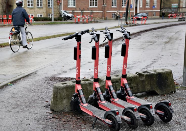 Elløbehjulsfirmaet Voi vil i samarbejde med Københavns Kommune lave særlige parkeringsbåse til løbehjulene.