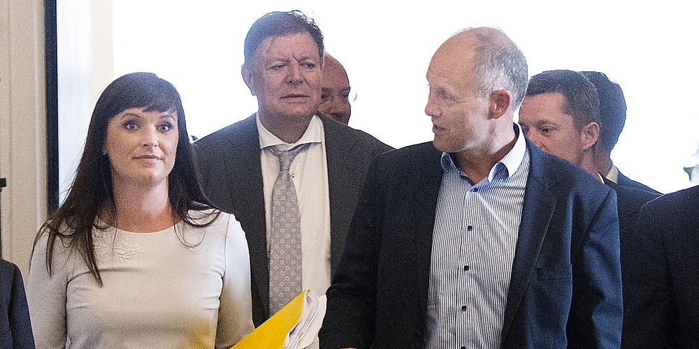 Sophie Løhde (V) mener det er en del af den politiske aftale, at Martin Damm (th) skal have tildelt restsammen for skattelettelser sammen med tre andre kommuner.