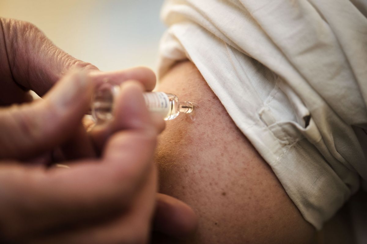 Et gratis prik mod influenza. Det tilbud får de ansatte i flere og flere kommuner.