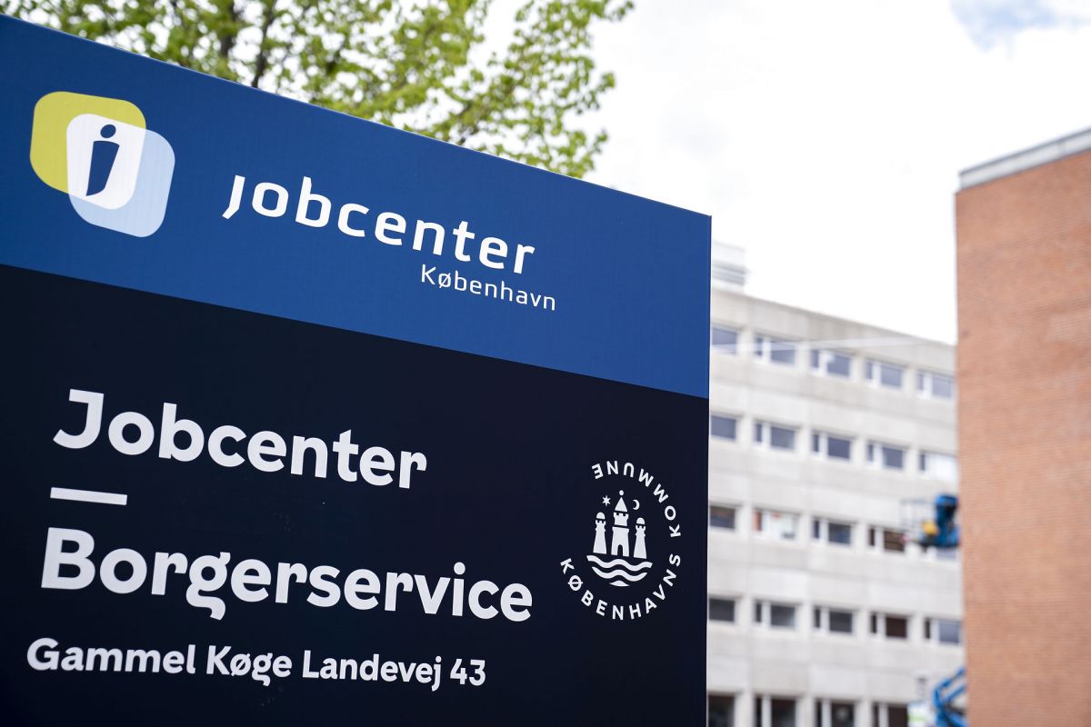 Det kan blive de mest udsatte ledige, der kommer til at betale prisen for, at der skal spares på jobcentrene, advarer professor.