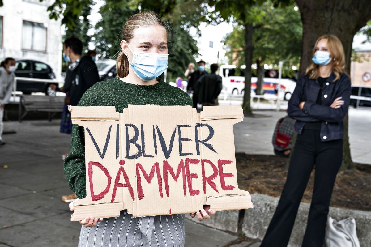Aarhus er igen hårdt ramt af corona. I august demonstrerede elever fra Aarhus' ungdomsuddannelser foran rådhuset i byen, fordi deres virtuelle undervisning var blevet forlænget.