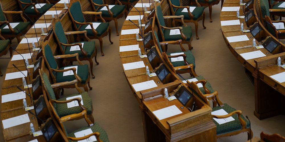 Folketinget åbnede i dag uden 'Arnes pension'. Til gengæld mener både beskæftigelsesminister Peter Hummelgaard og forhandlingspartierne DF, SF og Enhedslisten, at der er godt skred i forhandlingerne.