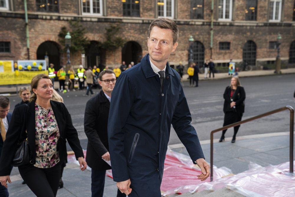 Socialdemokratiets politiske ordfører, Jesper Petersen, understreger, at regeringen vil leve op til 70 procents målsætningen. Men det skal ikke ske ved at øge uligheden og på bekostning af arbejdspladser i Danmark, siger han i åbningsdebat.