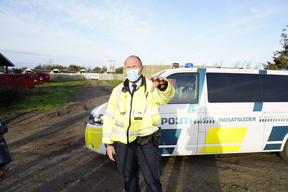 Politiet er torsdag i Gjøl. Her skal arbejdet med at slå mink ned på coronaramte minkfarme starte.