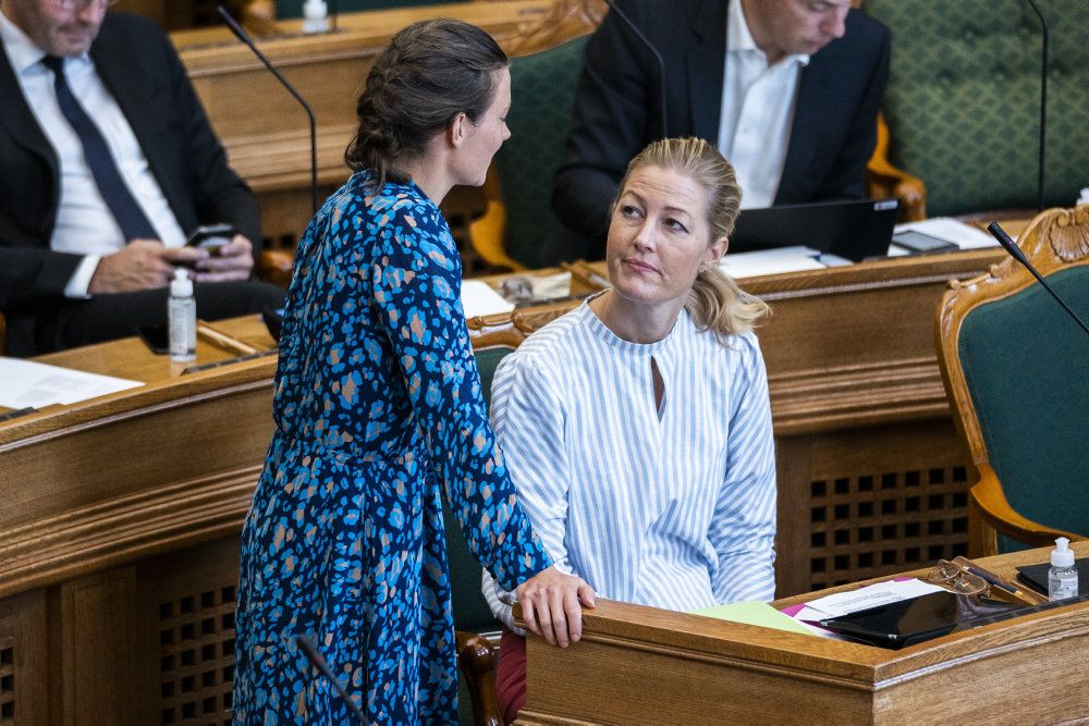 Lotte Rod og Sofie Carsten Nielsen under åbningsdebatten i Folketinget torsdag.