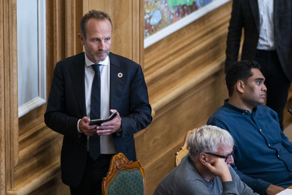 Martin Lidegaard, som er formand for Det Udenrigspolitiske Nævn, håber, at der blot er tale om en grov spøg, da en falsk person deltog i et virtuelt møde i Det Udenrigspolitiske Nævn. Møderne i nævnet er dybt fortrolige.