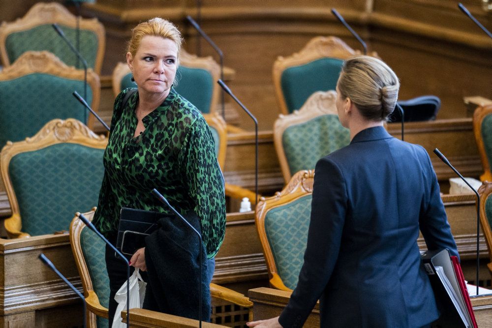 Statminister Mette Frederiksen (S) og Inger Støjberg (V) diskuterede nyt udrejsecenter i stedet for det aflyste center på Lindholm under torsdagens åbningsdebat i Folketinget. Et nyt udrejsecenter skal præsenteres inden sommer, siger Mette Frederiksen. Det kan udløse et nyt opgør om placeringen, som det var tilfældet, da den tidligere regering udpegede Lindholm.