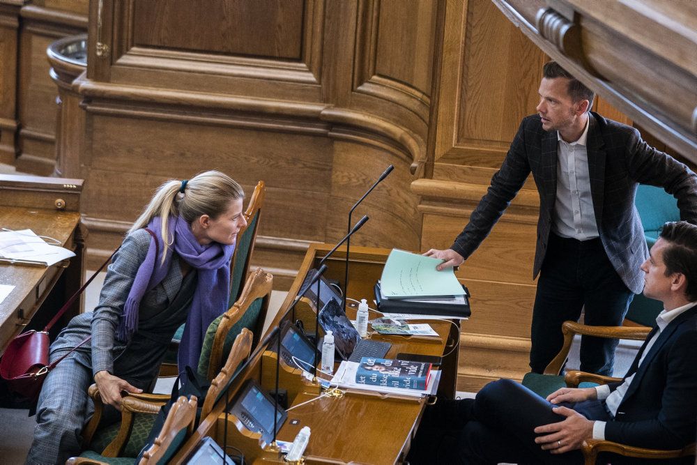 Beskæftigelsesminister Peter Hummelgaard (i midten) kan se frem til en lang fredag på kontoret. Her ses han til torsdagens åbningsdebat i Folketinget.