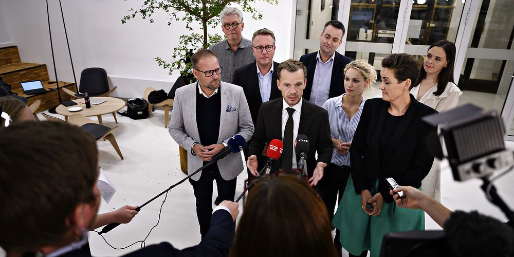 Sådan så det ud, da aftalen om tidlig pension var i hus natten til lørdag den 10. oktober. Beskæftigelsesminister Peter Hummelgaard (S) præsenterede aftalen, flankeret af René Christensen (DF), Karsten Hønge (SF), Skatteminister Morten Bødskov (S), Leif Lahn Jensen (S), Pernille Skipper (EL), Pia Olsen Dyhr (SF) og Victoria Velásquez (EL)