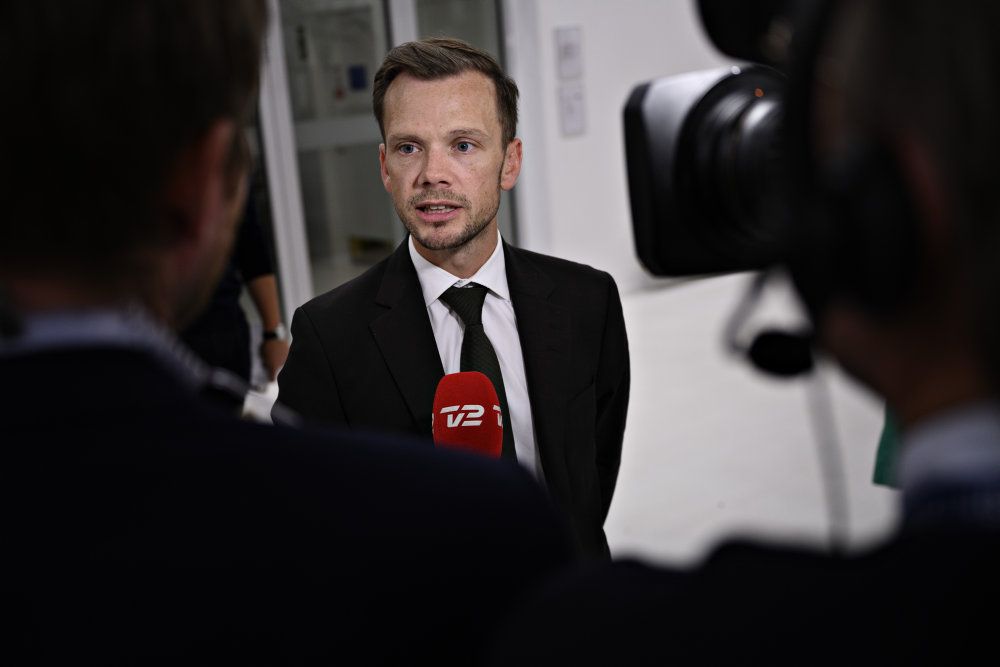 Beskæftigelsesminister Peter Hummelgaard (S) ser, her til doorstep, mens Regeringen, SF, Enhedslisten og Dansk Folkeparti præsenterer en aftale om en ret til tidlig pension.