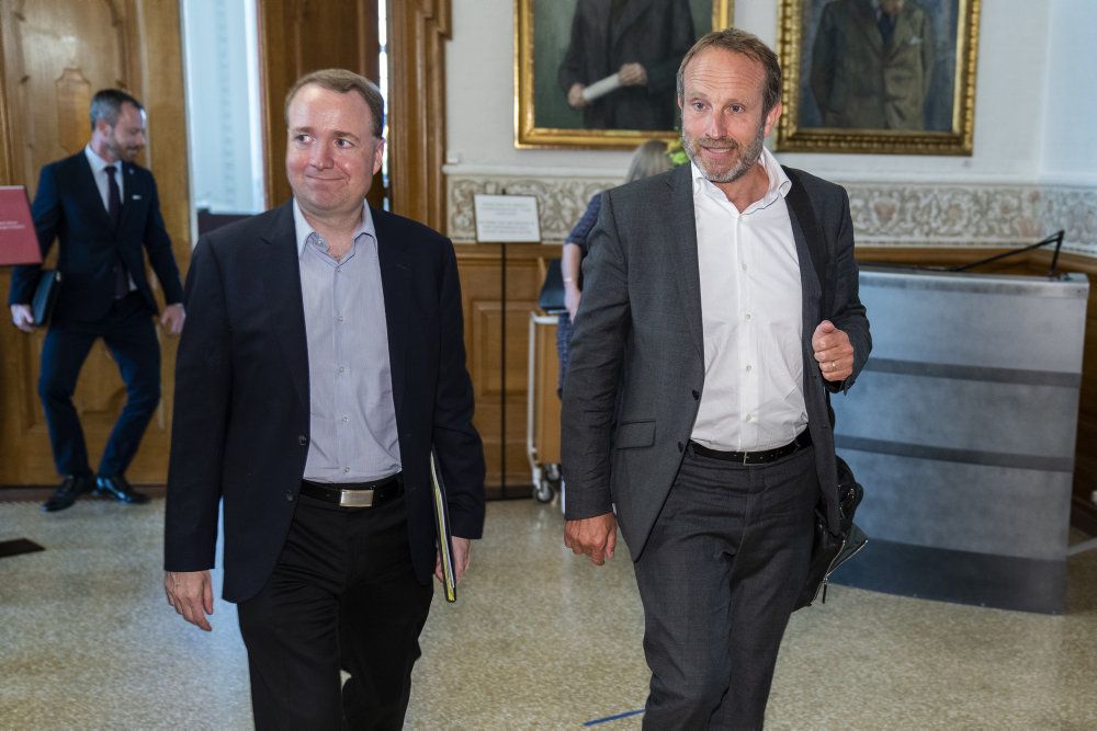 Martin Lidegaard (B) og Michael Aastrup Jensen (V) forlader mødet. Ekstraordinært møde i Det Udenrigspolitiske Nævn om grænserestriktioner og rejsevejledning i Landstingssalen på Christiansborg, torsdag den 18. juni 2020. (Foto: Martin Sylvest/Ritzau Scanpix 2020)