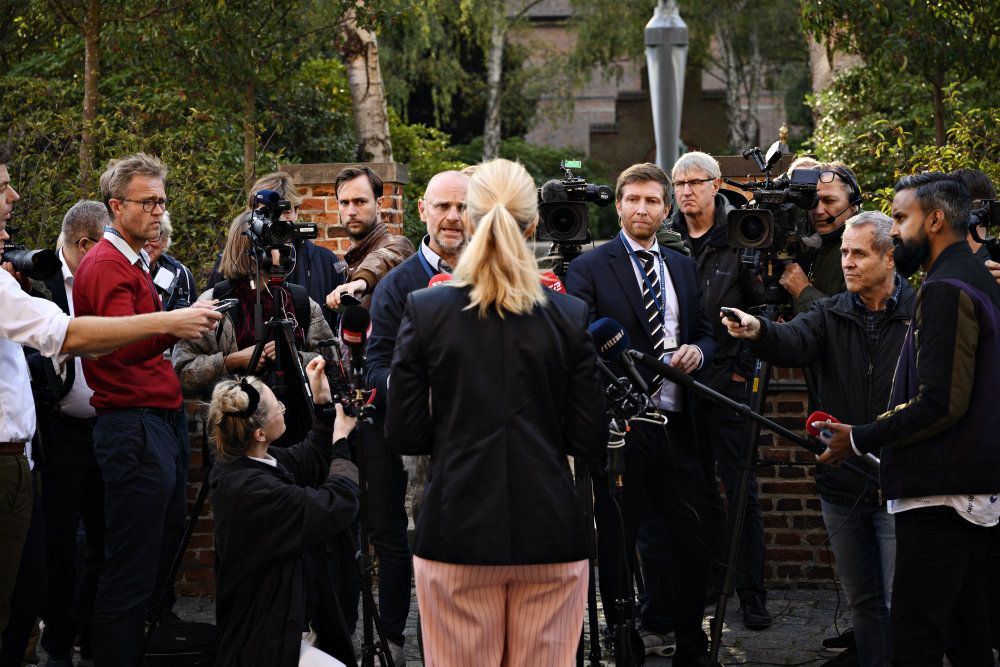 På et kort pressemøde fredag blev Sofie Carsten Nielsen spurgt, om hun har hørt, om der var andre sager forbundet med Morten Østergaard: "Jeg er lige blevet bekendt med det her opslag, og jeg blev så i eftermiddag bekendt med, at der er en personalesag, hvor Morten Østergaard også er krænkeren", svarede hun.