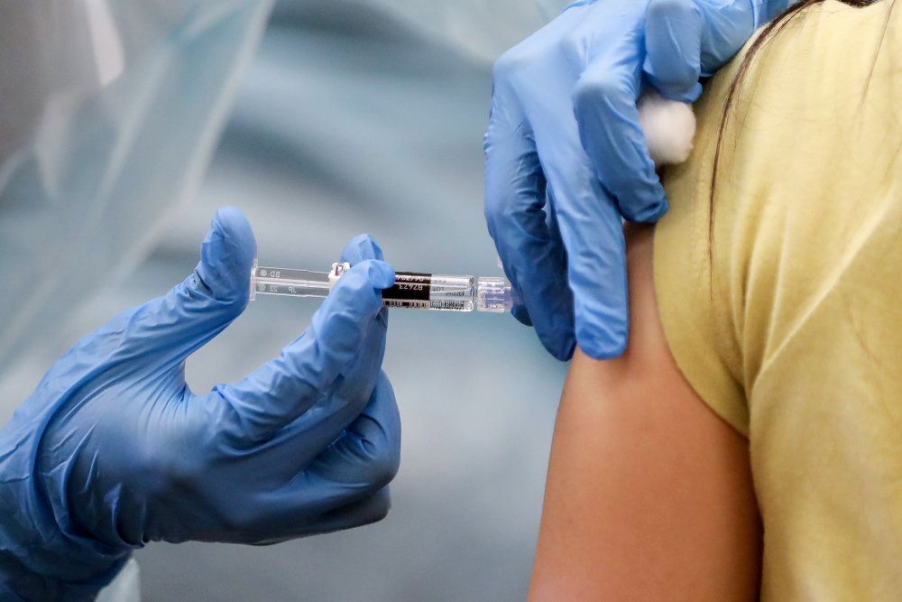 Sundhedsmyndigheder beder firmaer, der vaccinerer mod influenza, om at gemme vaccinerne til de mest sårbare. Danske Lægers Vaccinations Service sætter sine 1200 virksomhedsaftaler i ro. (Arkivfoto).