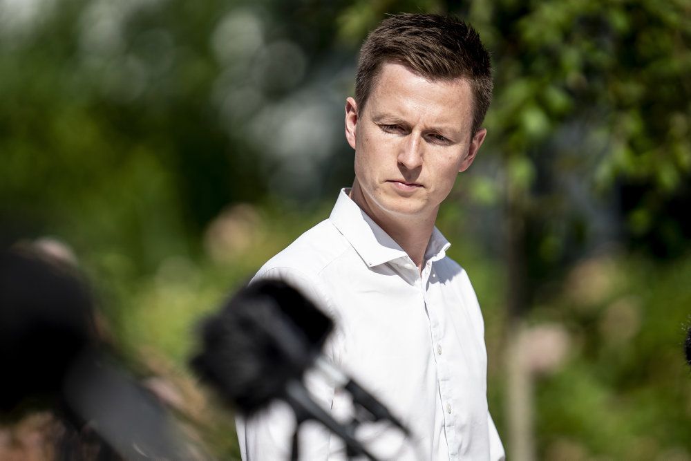 Politisk ordfører Jesper Petersen (S) undskylder onsdag for et seksuelt forhold til en skoleelev, som han for 20 år siden havde været lærervikar for.