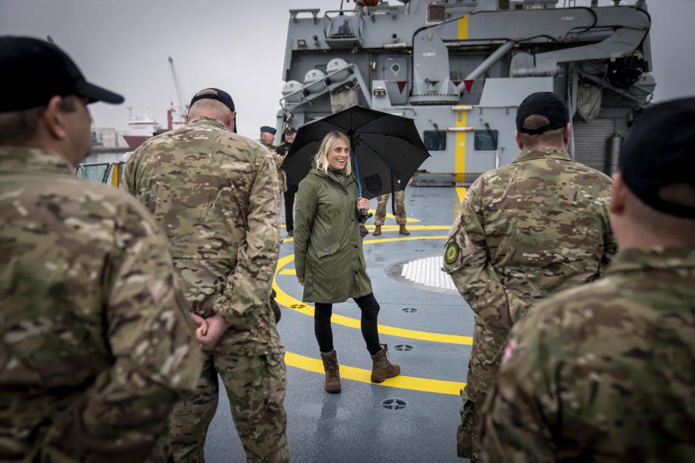 Militære bidrag som krigsskibet "Knud Rasmussen", som forsvarsminister Trine Bramsen (S) besøgte i Nuuk i sommer, tæller ikke med, når Nato opgør medlemslandendes bidrag til alliancen. Og det bør de, mener forsvarsministeren. Især da alliancen i stigende grad retter sit fokus mod Arktis. (Arkivfoto)