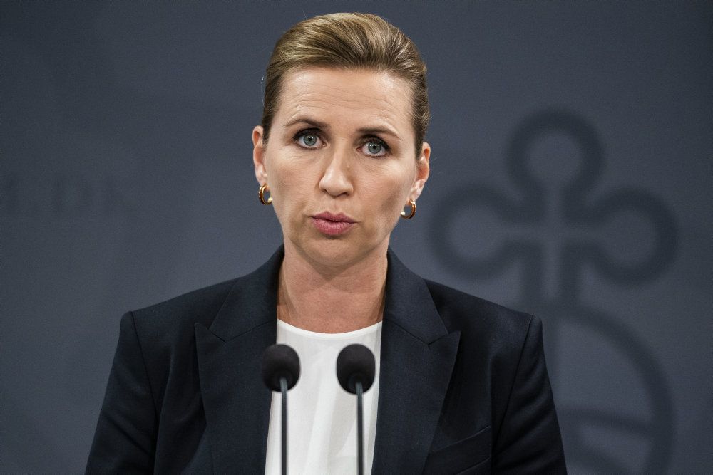 Statsminister Mette Frederiksen (S) har tidligere meldt markante restriktioner ud under coronakrisen. Fredag aften er der igen pressemøde i Statsministeriet, hvor nye tiltag ventes meldt ud som følge af de kraftigt stigende smittetal. (Arkivfoto)