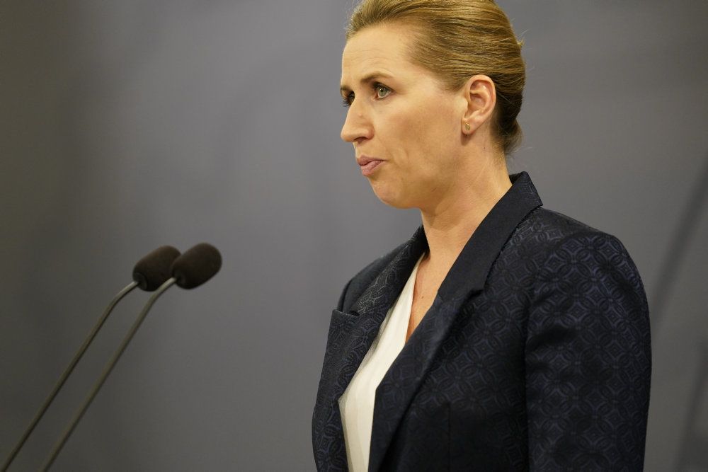 Statsminister Mette Frederiksen (S) annoncerede fredag flere coronarestriktioner på et pressemøde.