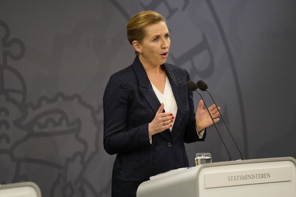 Statsminister Mette Frederiksen (S) siger fredag aften, at al salg af alkohol bliver forbudt efter klokken 22 fra på mandag.