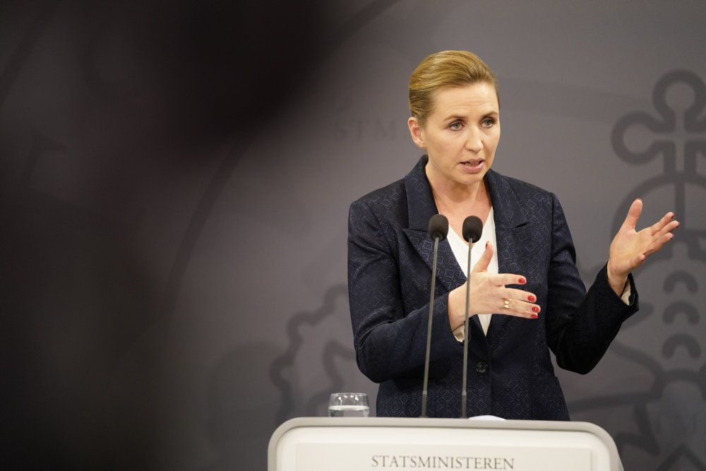 Statsminister Mette Frederiksen (S) og regeringen indfører skærpede krav om at bære mundbind i det offentlige rum. (Arkivfoto)