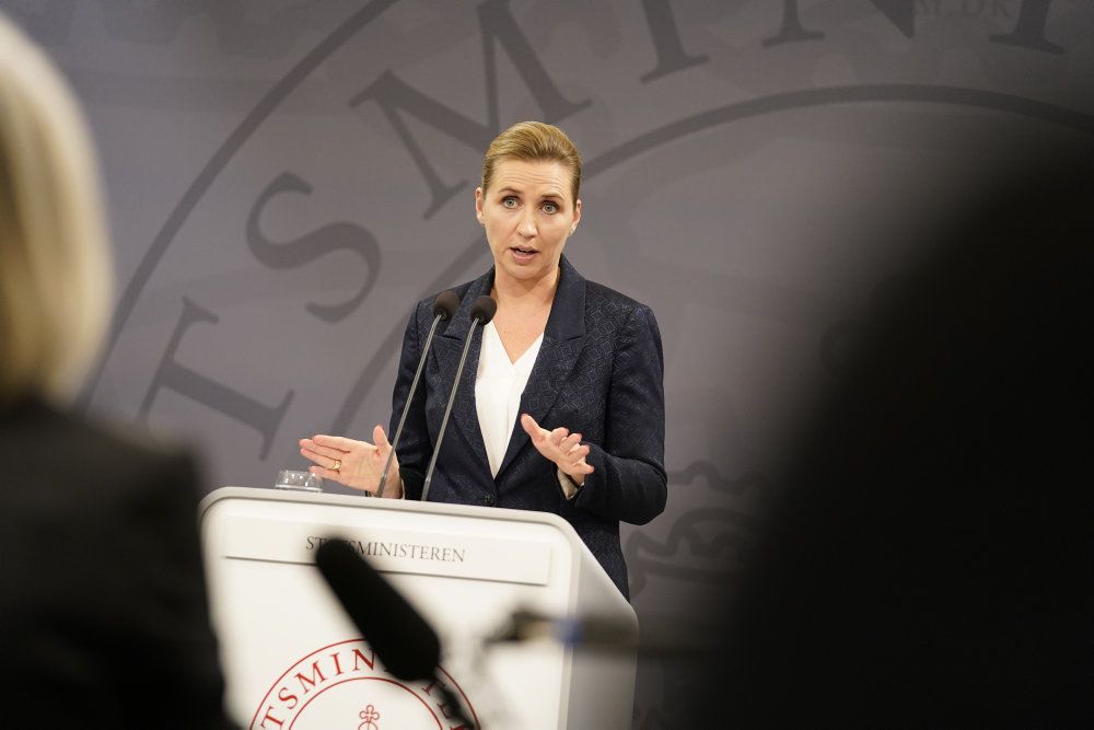 Fra torsdag 29. oktober skal studerende på alle uddannelsesinstitutioner delvist bære mundbind. Ikke til holdundervisning, men for eksempel i kantinen og på gangene. Statsminister Mette Frederiksen (S) meddeler, at det gælder resten af 2020. (Arkivfoto)