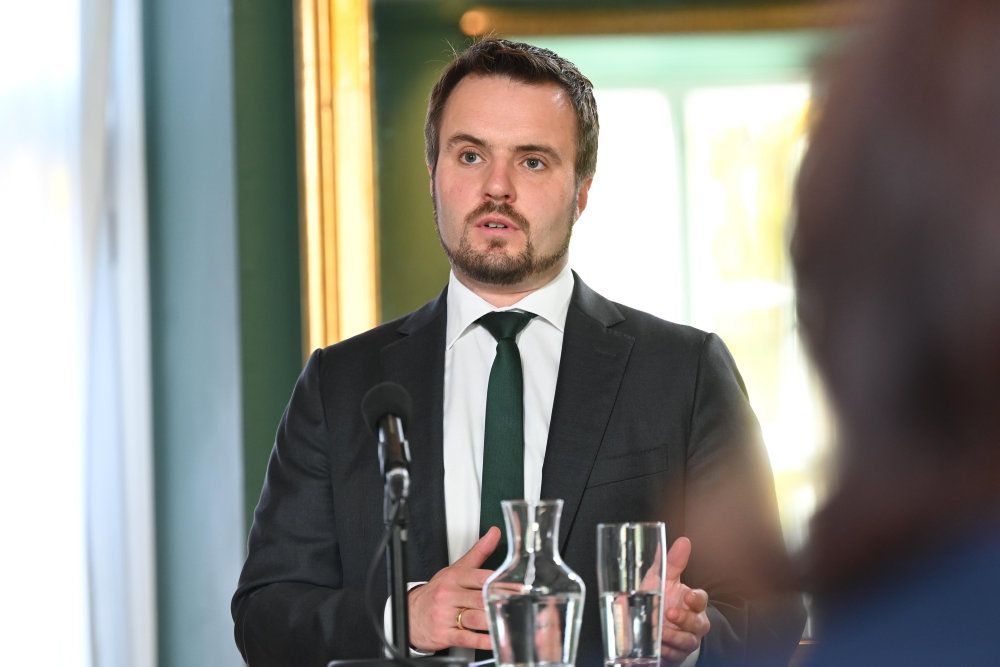 Erhvervsminister Simon Kollerup (S) understreger, at regeringen er indstillet på at udvide de nuværende økonomiske hjælpepakker, efter at den fredag varslede et lavere forsamlingsforbud og indførte et forbud mod at sælge alkohol efte rklokken 22.